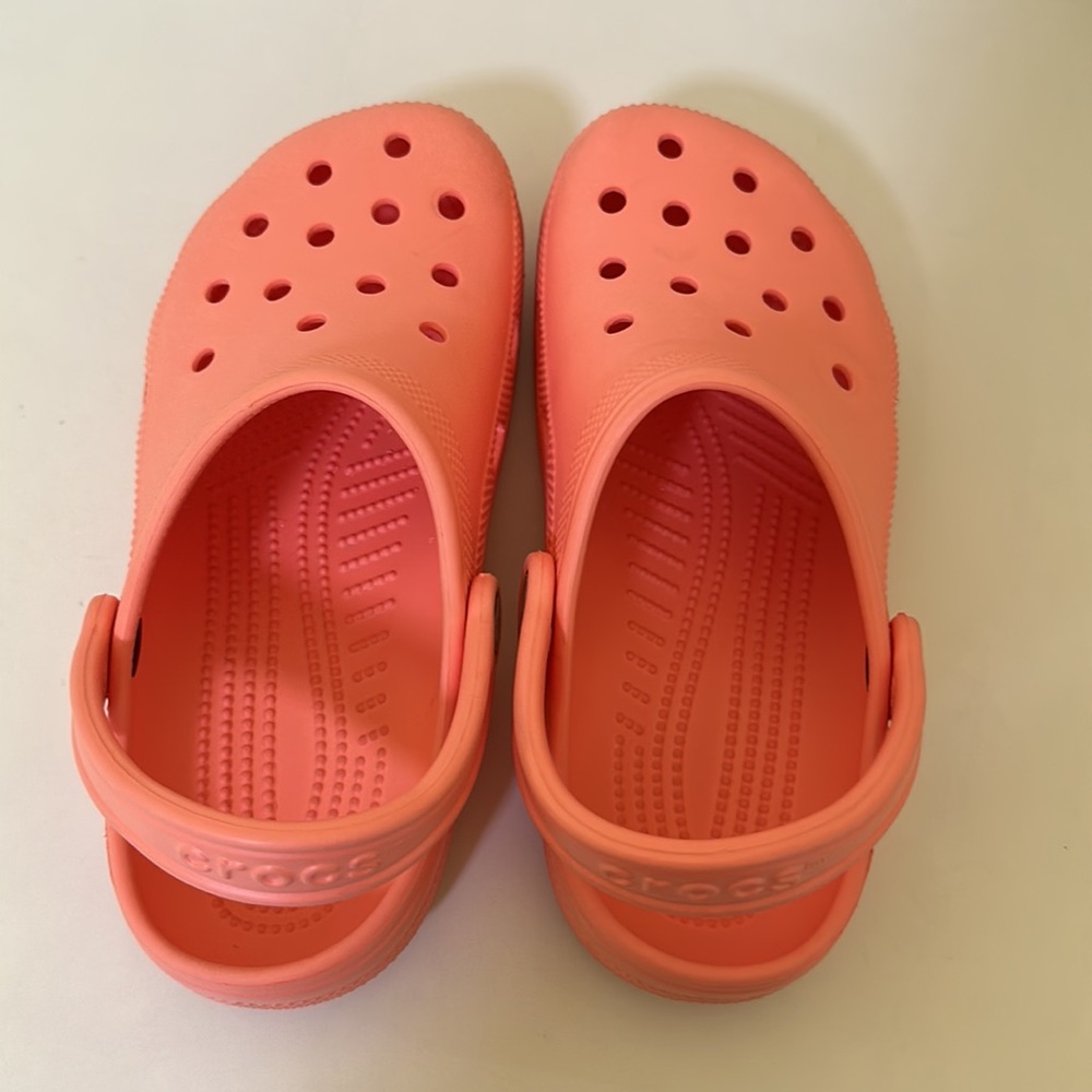 Women’s size 7 (men’s size 5) Papaya Crocs